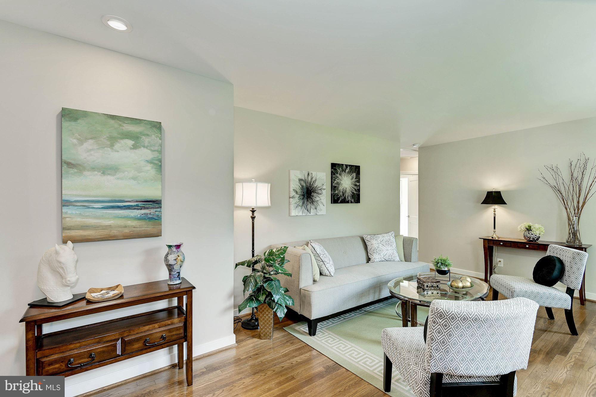 8017 Fairfax Road Alexandria, VA 22308 - Photo 6 of 30 Living Room