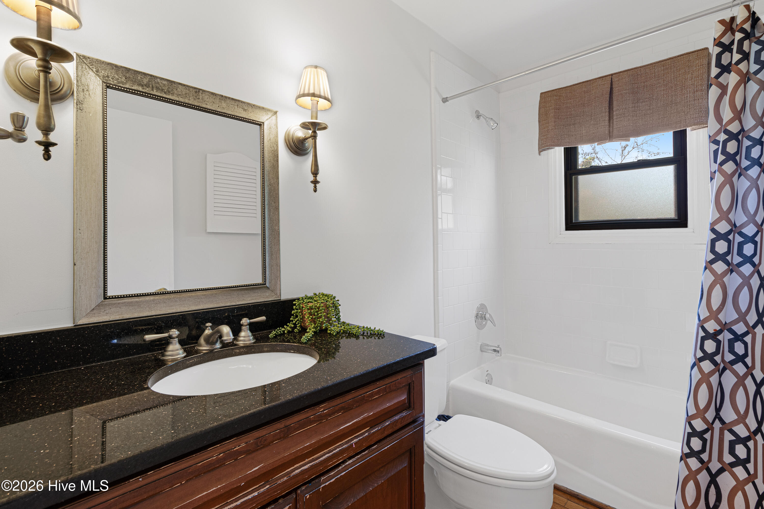 4100 North Rivershore Drive New Bern, NC 28560 - Photo 25 of 87 Full Bathroom w/ Granite Vanity