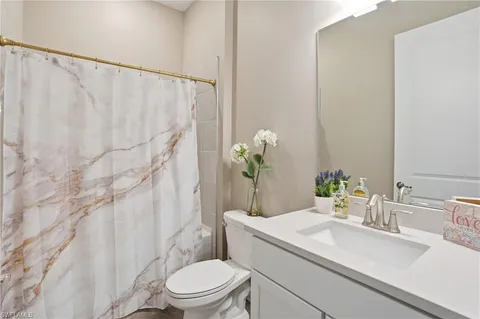 $699,998 | 17120 Serengeti Circle, Alva, FL 33920