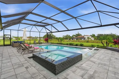 $699,998 | 17120 Serengeti Circle, Alva, FL 33920