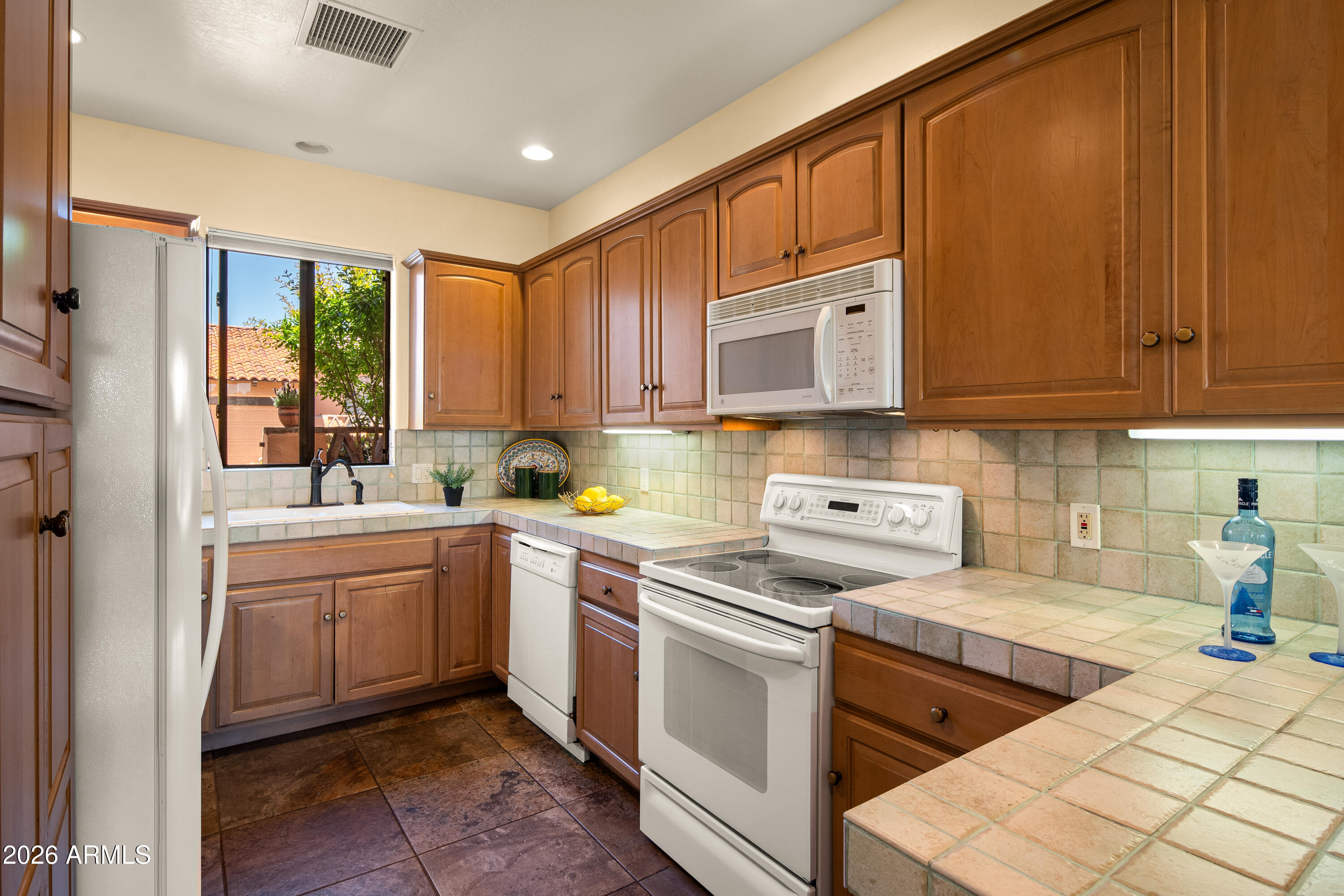 39 Rim Trail Circle Sedona, AZ 86351 - Photo 25 of 41 LIGHT AIRY KITCHEN