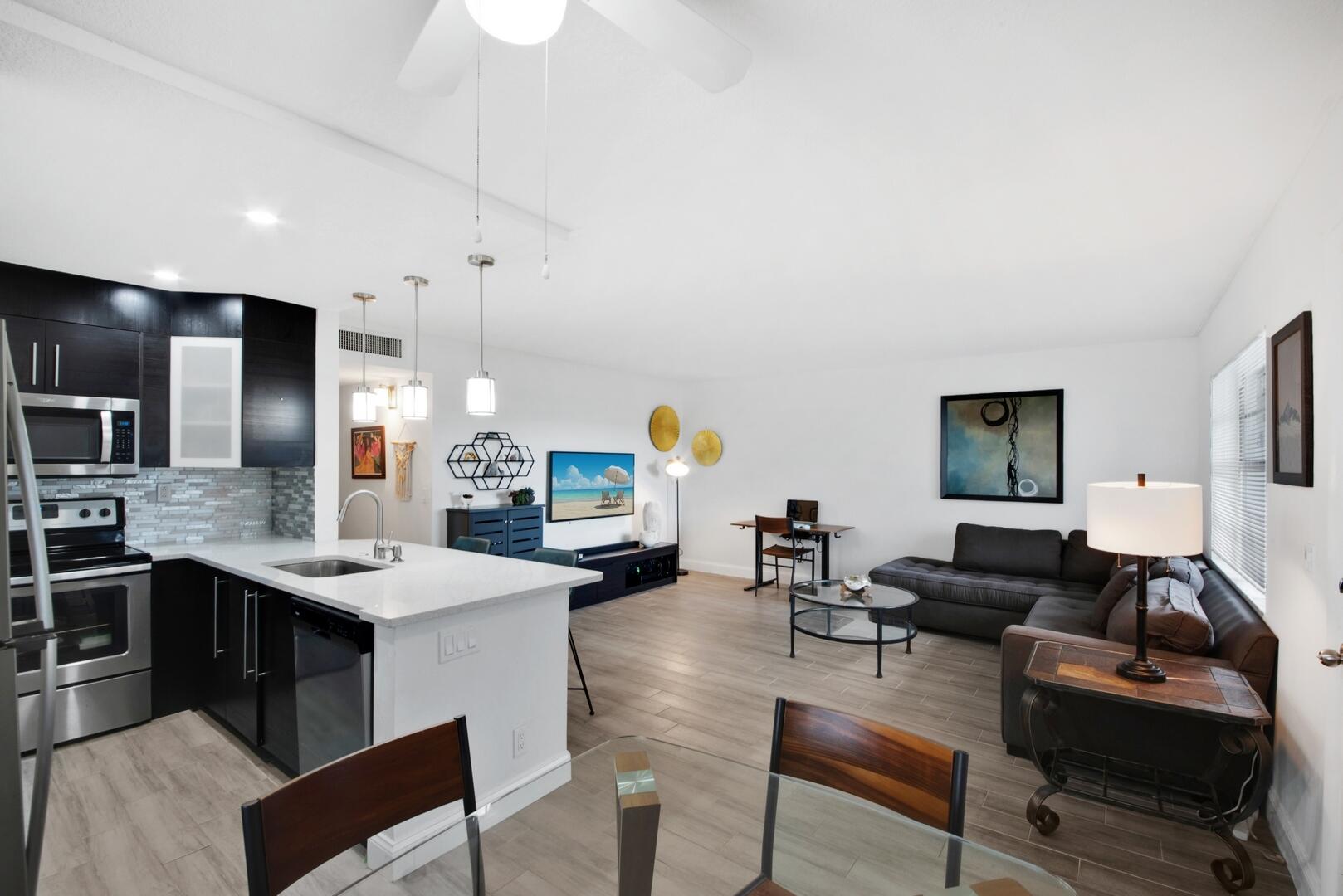 21 Normandy A Delray Beach, FL 33484 - Photo 11 of 32 living room/kitchen/entry