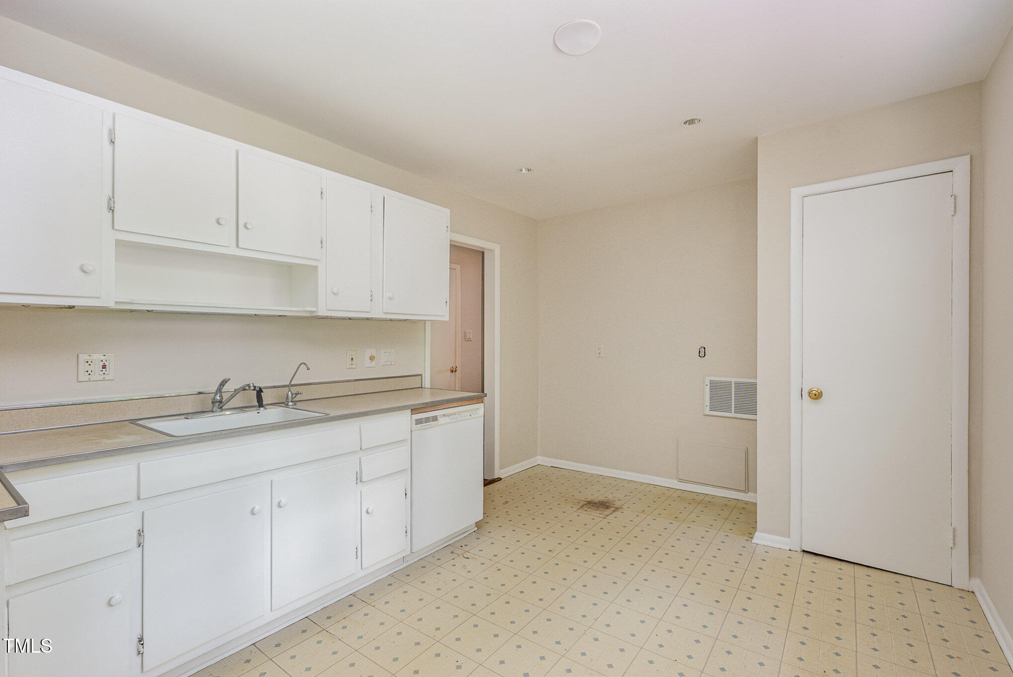 421 Ridgefield Road Chapel Hill, NC 27517 - Photo 7 of 25 008_cj4a9357-edit_678