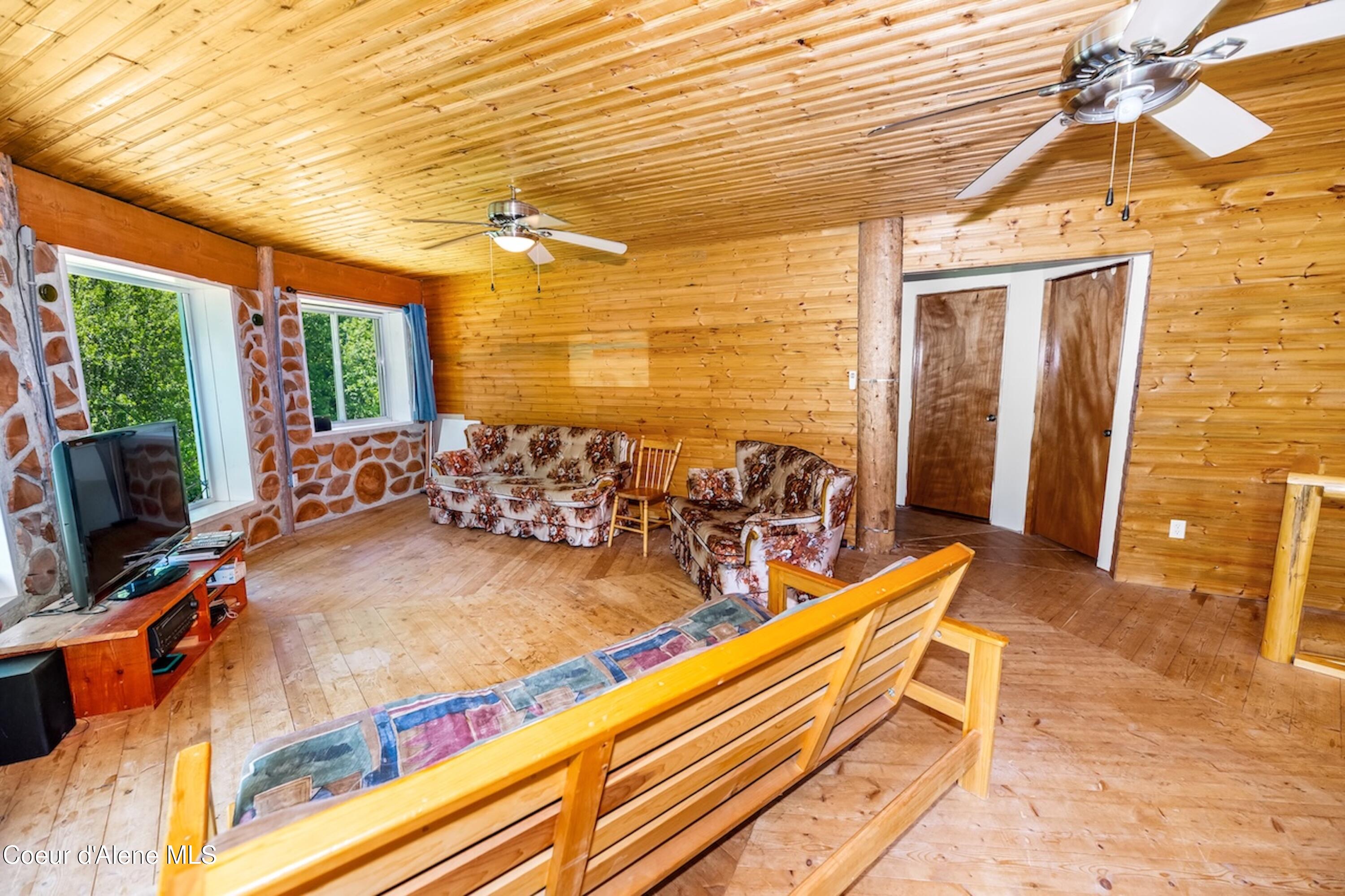 316 Granite Creek Road Nordman, ID 83848 - Photo 10 of 43 Living Area