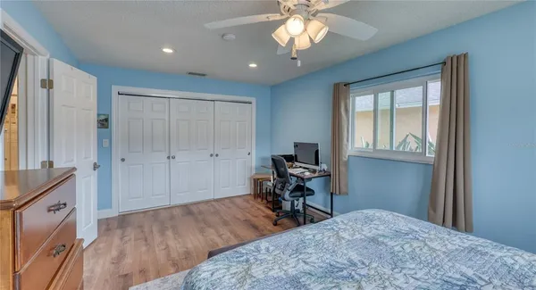 a view of a livingroom with a workspace