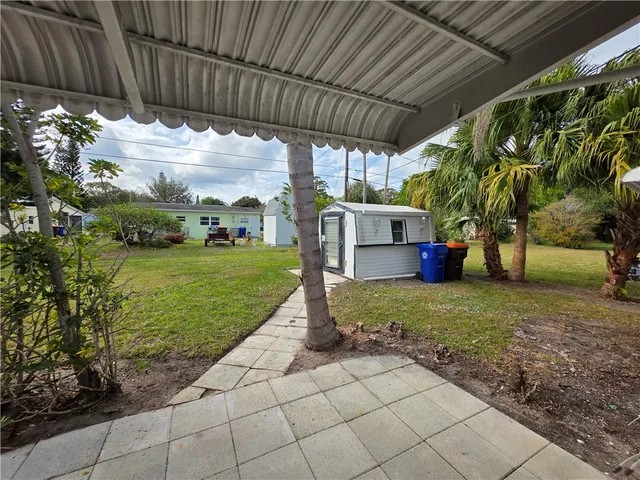 a view of a backyard with pathway