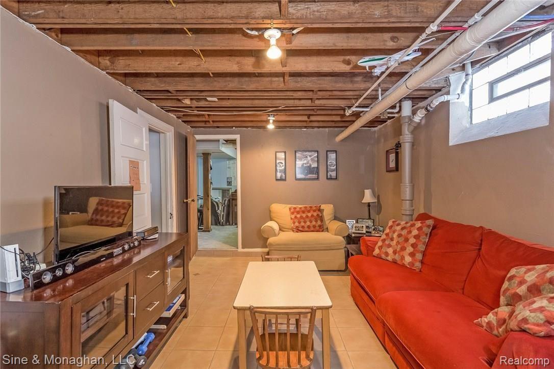 818 Cadieux Road Grosse Pointe, MI 48230 - Photo 31 of 45 037-Entertainment_Room-5191705-medium.jpg