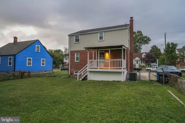 a view of a tiny house with backyard