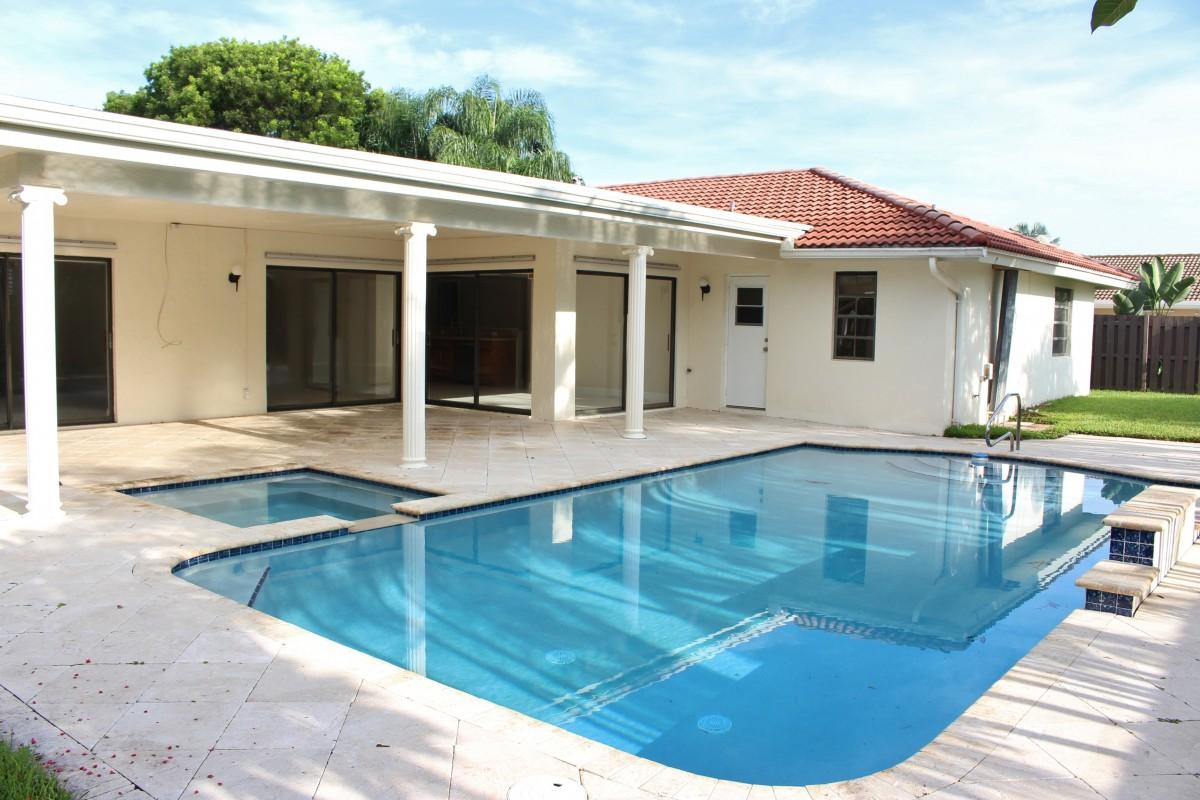 1660 Southwest 8th Avenue Boca Raton, FL 33486 - Photo 24 of 26 Salt Water Pool