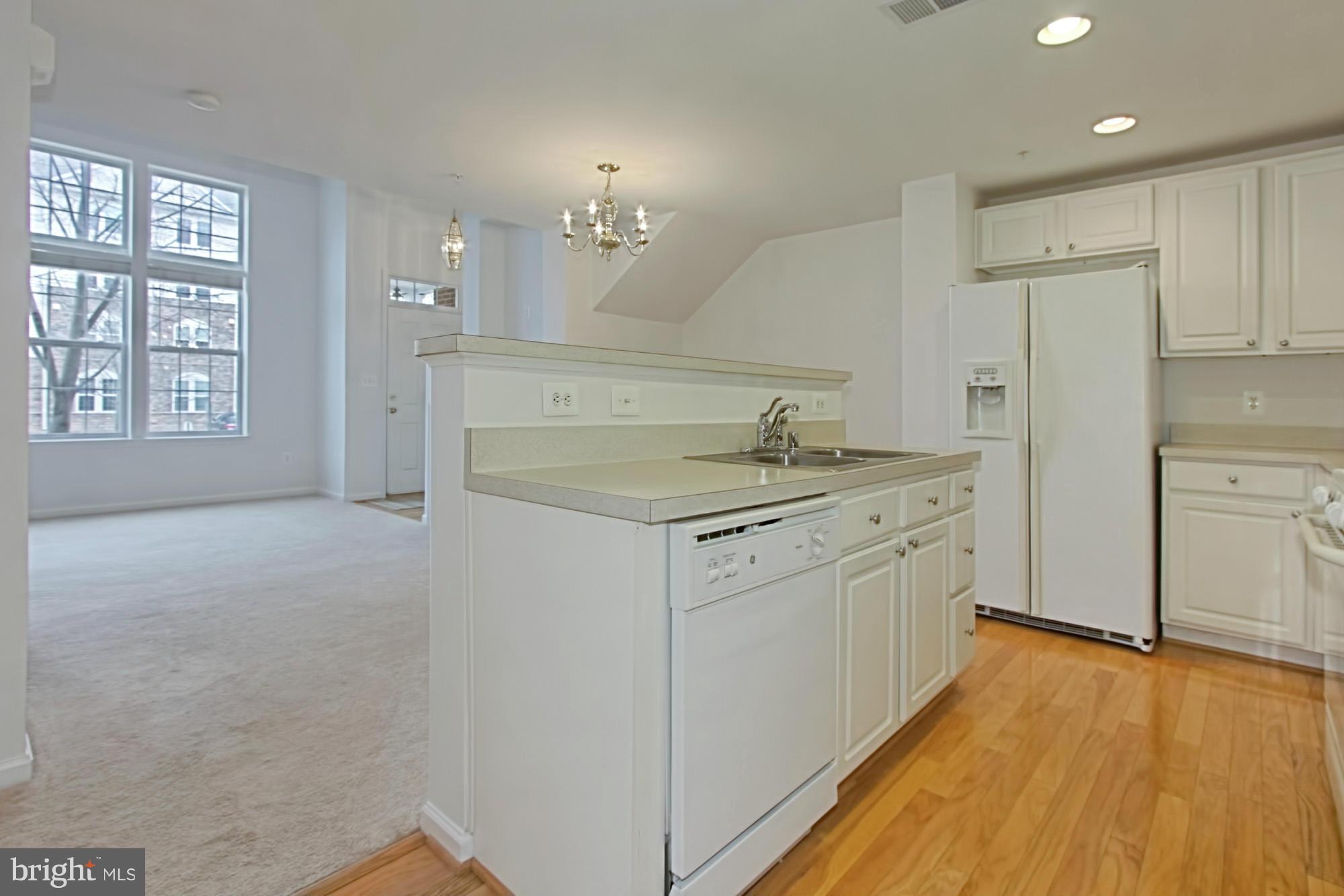 42240 Black Rock Terrace, Unit 1003 Stone Ridge, VA 20105 - Photo 16 of 30 Kitchen
