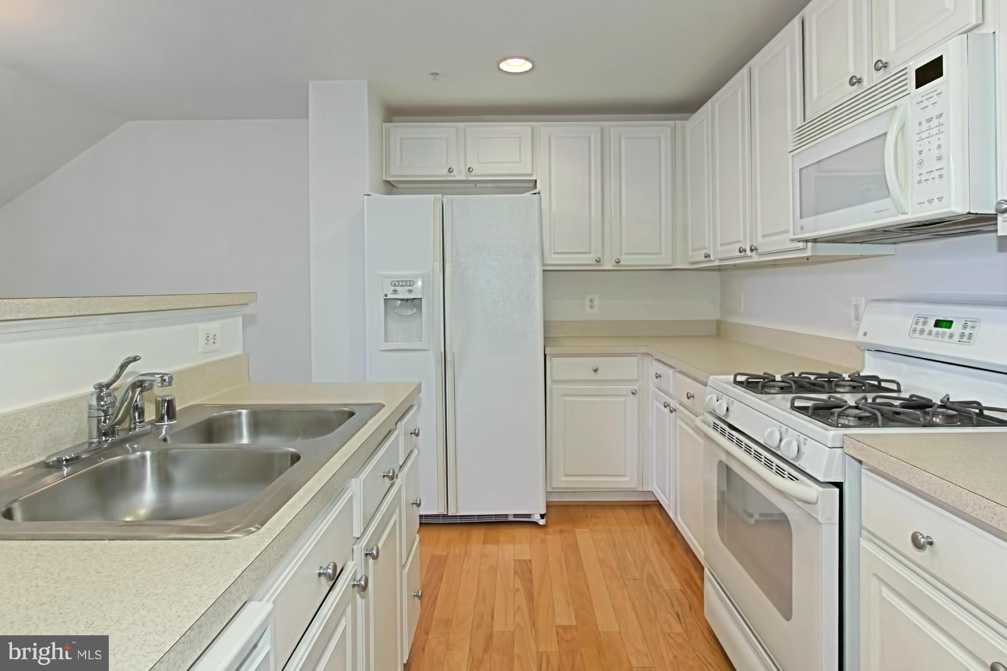 42240 Black Rock Terrace, Unit 1003 Stone Ridge, VA 20105 - Photo 17 of 30 Kitchen