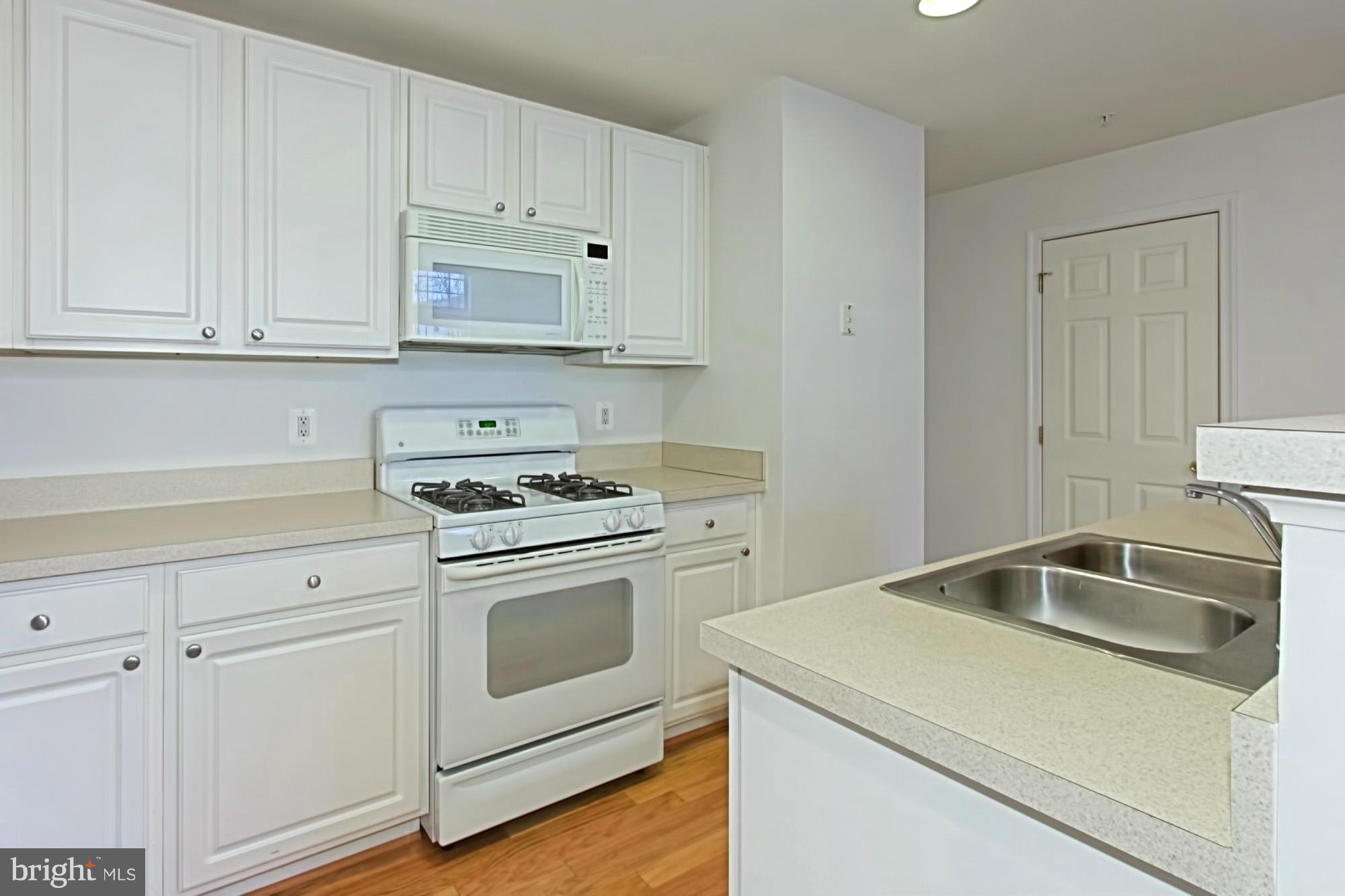 42240 Black Rock Terrace, Unit 1003 Stone Ridge, VA 20105 - Photo 19 of 30 Kitchen
