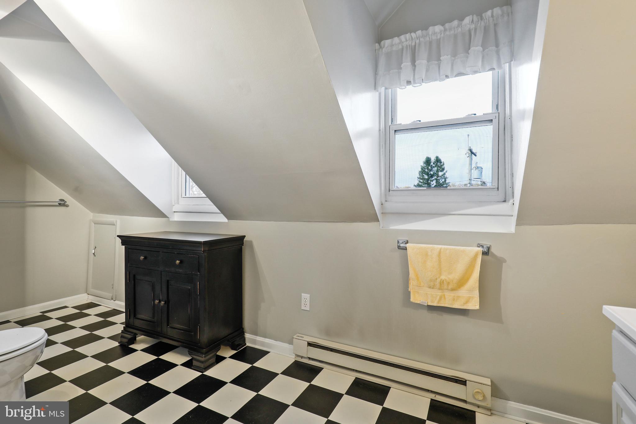 508 Windwood Road Baltimore, MD 21212 - Photo 33 of 48 Black/White Tile- Full BA