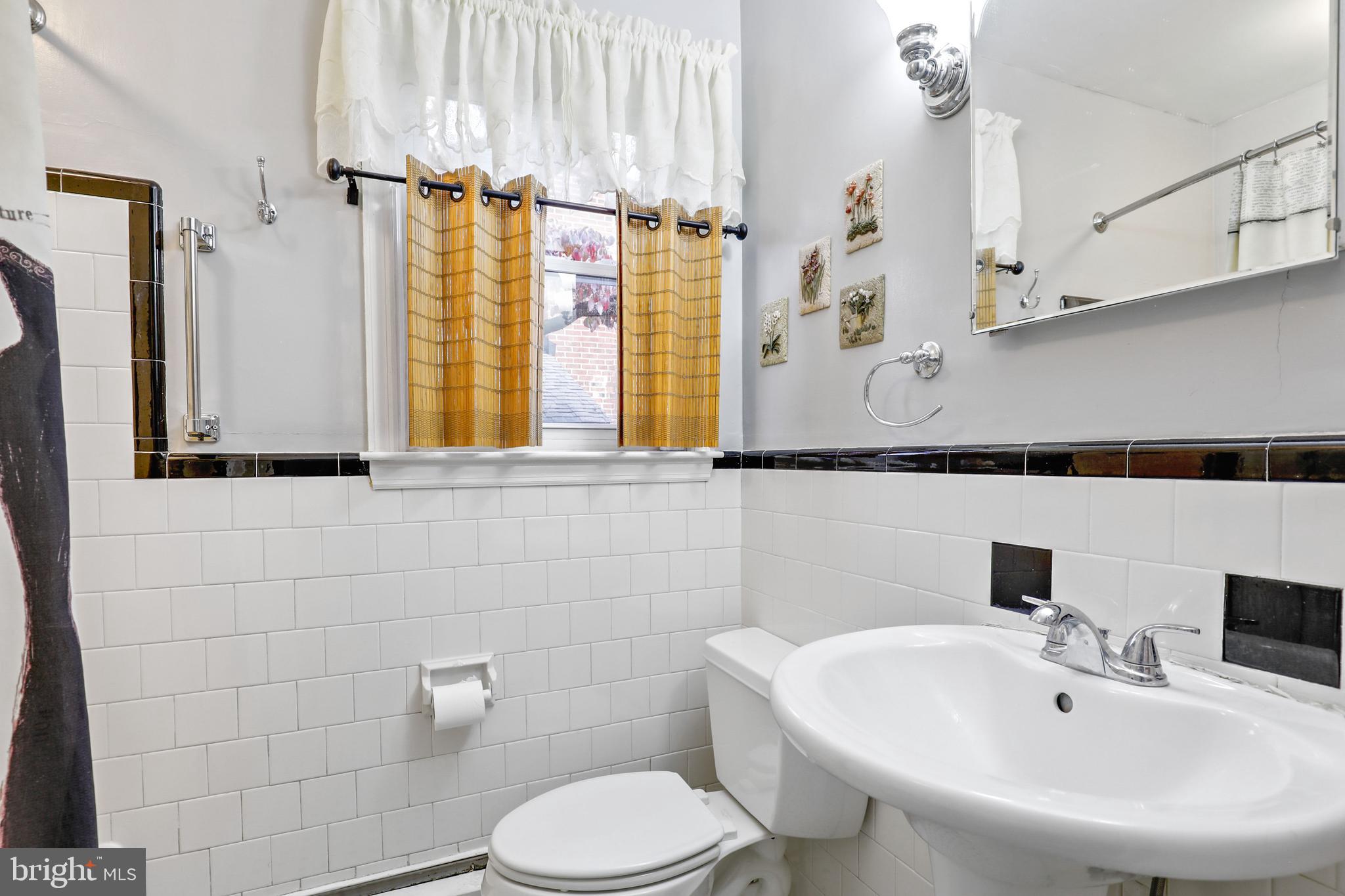 508 Windwood Road Baltimore, MD 21212 - Photo 40 of 48 Full BA- Black/White subway vintage tile