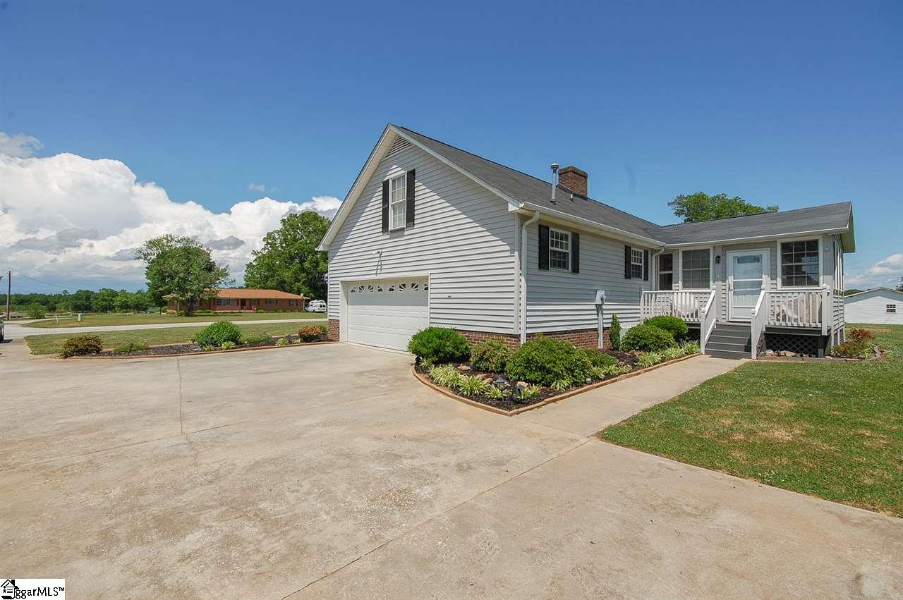 8321 Reidville Road Greer, SC 29651 - Photo 4 of 31 Gallery Image 4