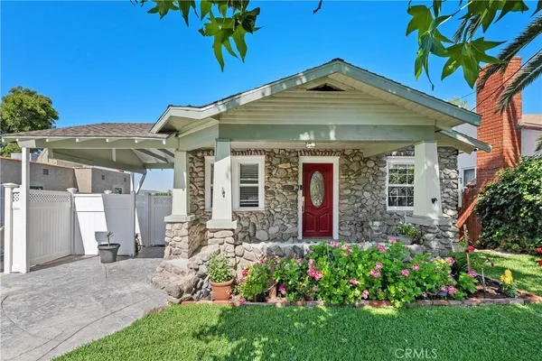 $899,999 | 10739 Helendale Avenue, Tujunga, CA 91042