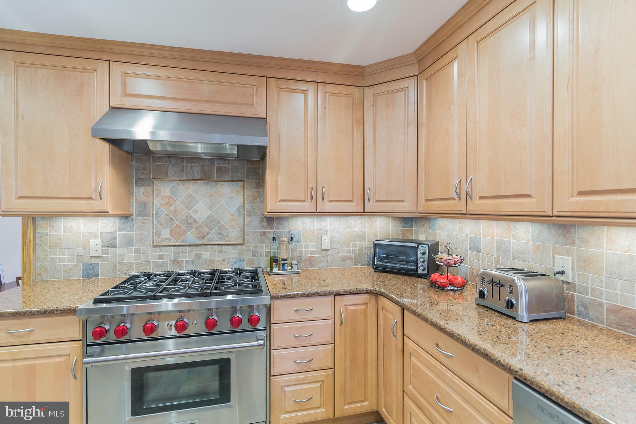 14 Mill Bend Road Hamilton, NJ 08690 - Photo 9 of 26 6-burner gas range, quartz counters....