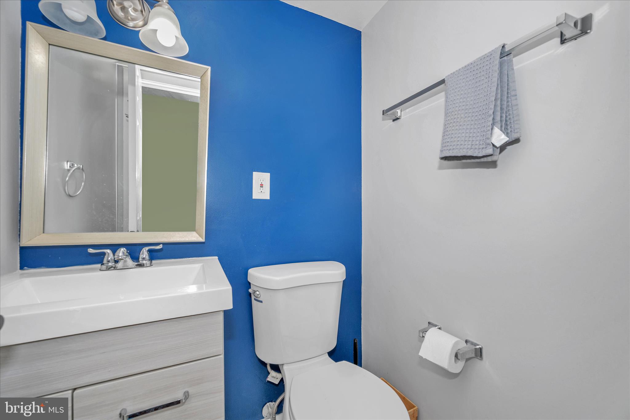 330 Heather Ridge Drive Frederick, MD 21702 - Photo 13 of 39 a bathroom with a toilet sink and mirror