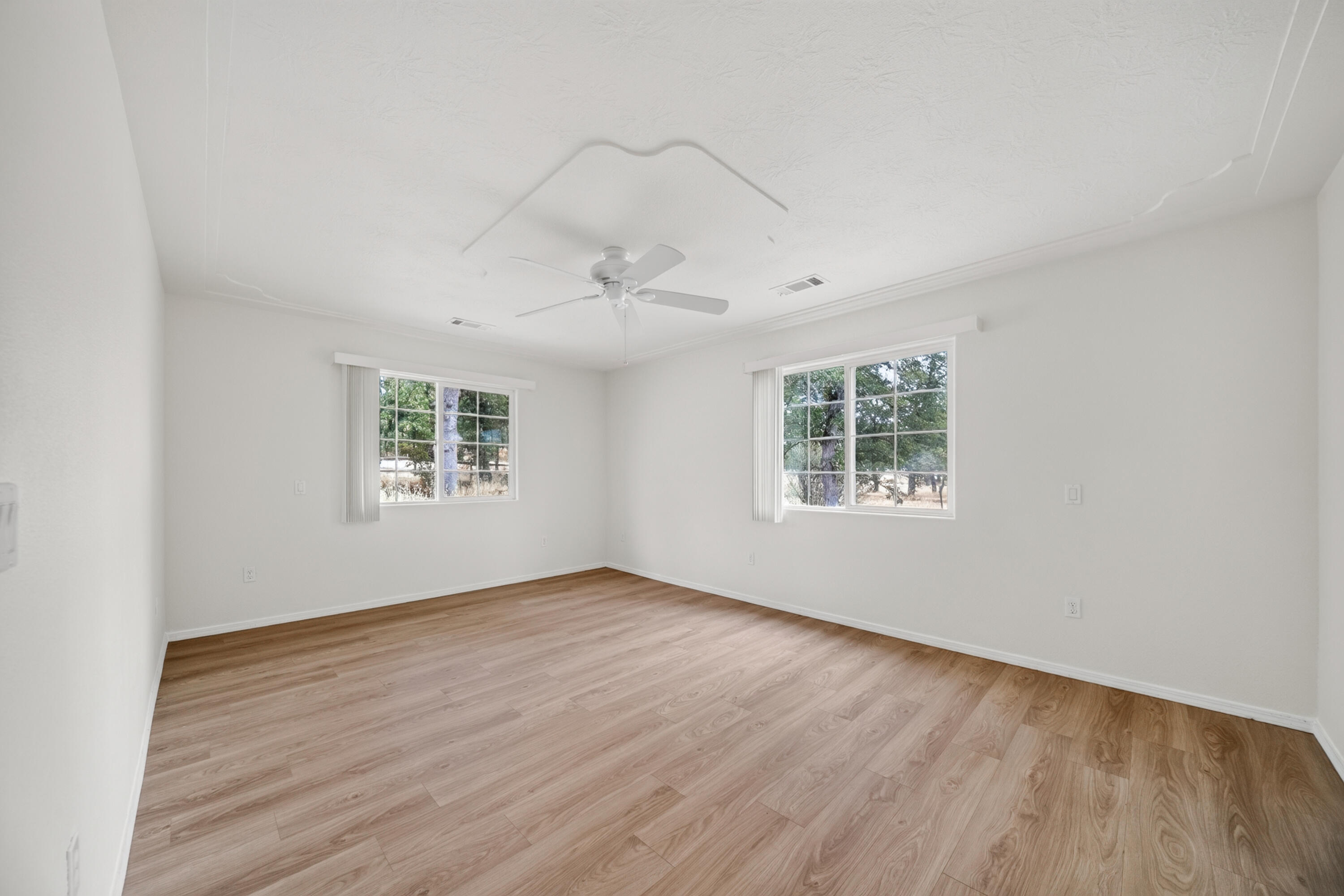 24555 Dersch Road Anderson, CA 96007 - Photo 12 of 40 Primary Bedroom
