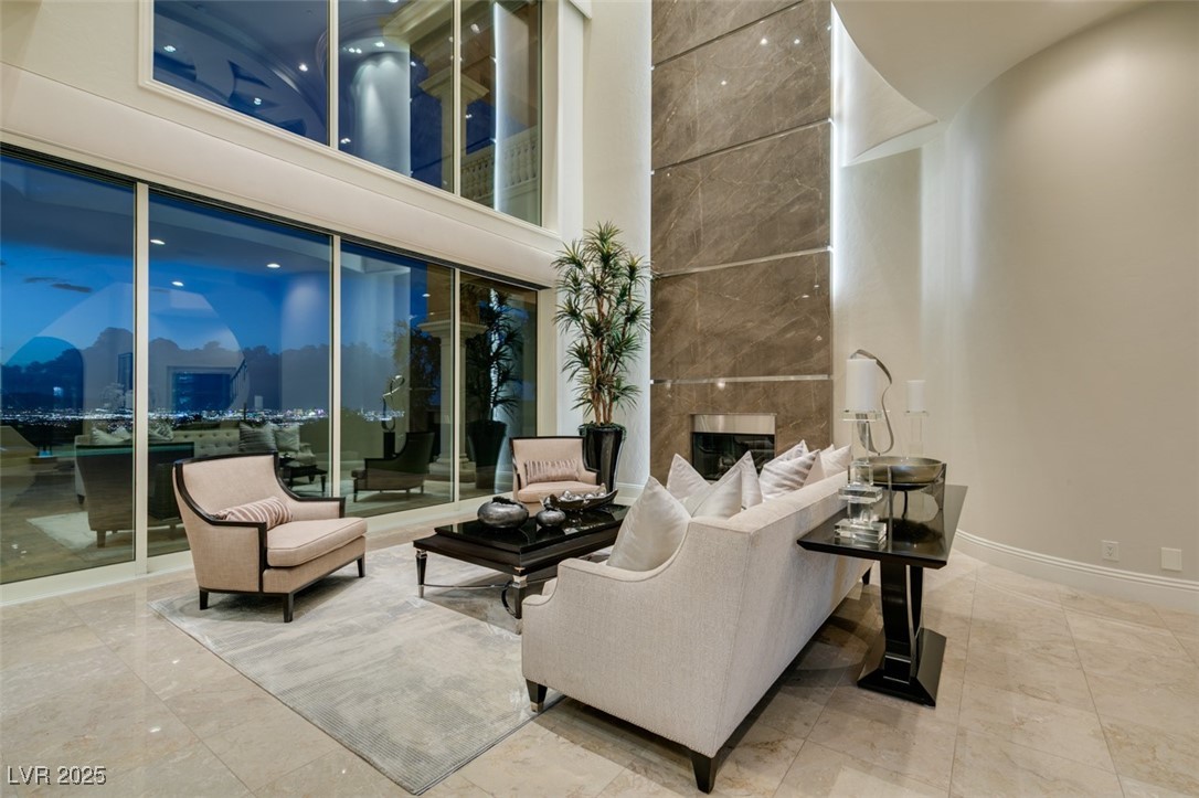 4 Awbrey Court Henderson, NV 89052 - Photo 5 of 72 Lobby with a high ceiling