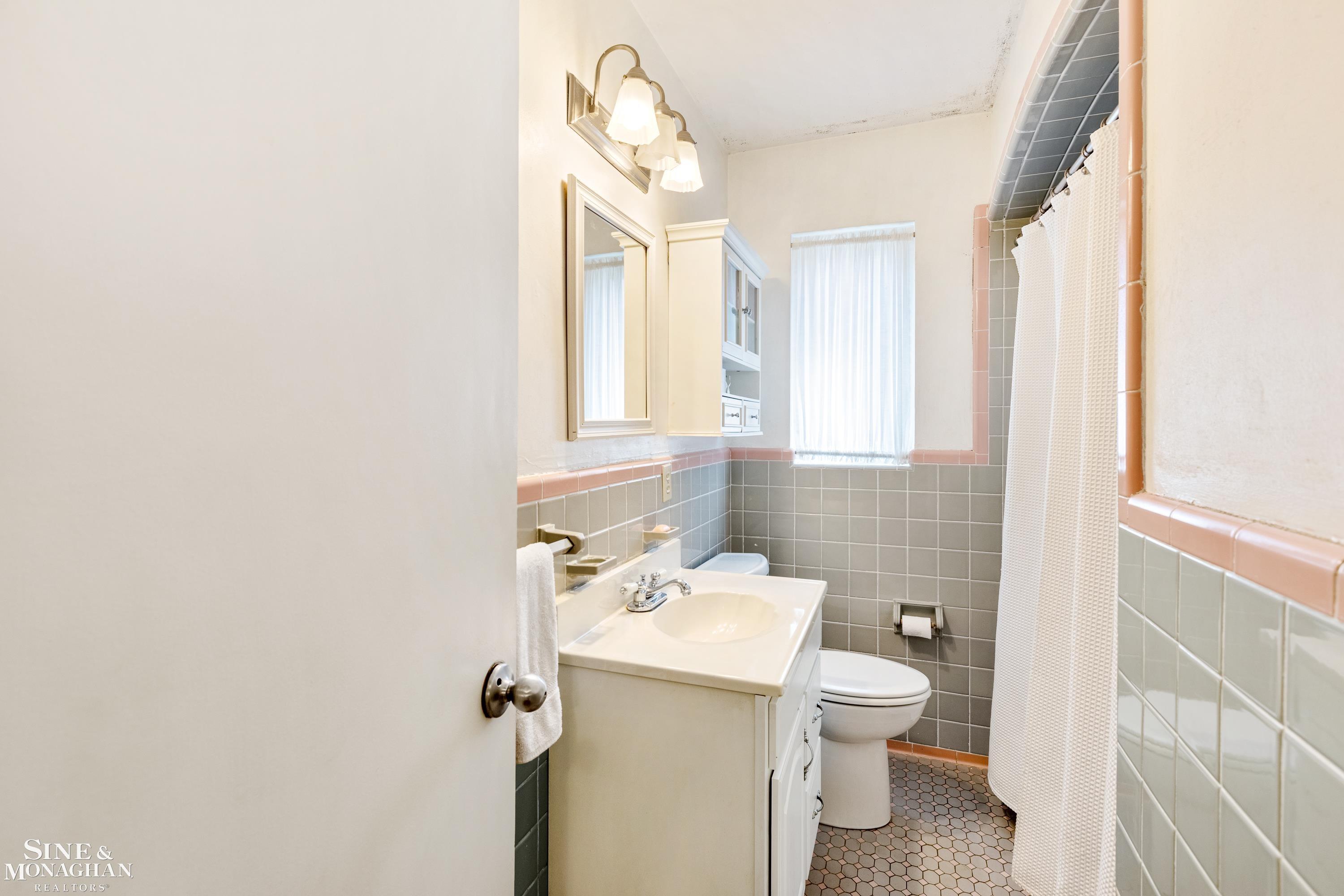 1572 Cook Road Grosse Pointe Woods, MI 48236 - Photo 17 of 29 Gallery Image 17