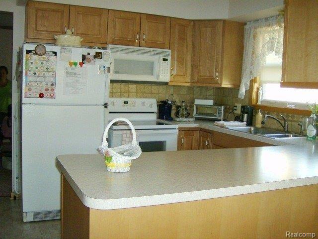15186 Raphael Terrace Warren, MI 48088 - Photo 6 of 20 KITCHEN VIEW