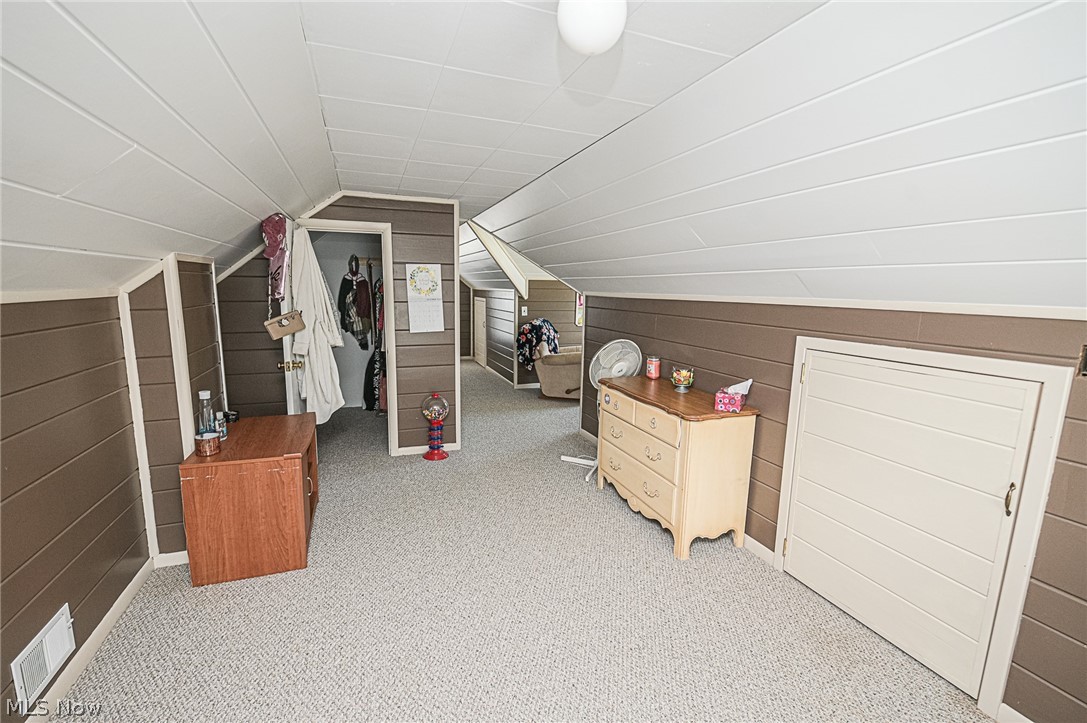 386 Clarmont Road Willowick, OH 44095 - Photo 19 of 26 MASTER BR FEATURES A WALK IN CLOSET