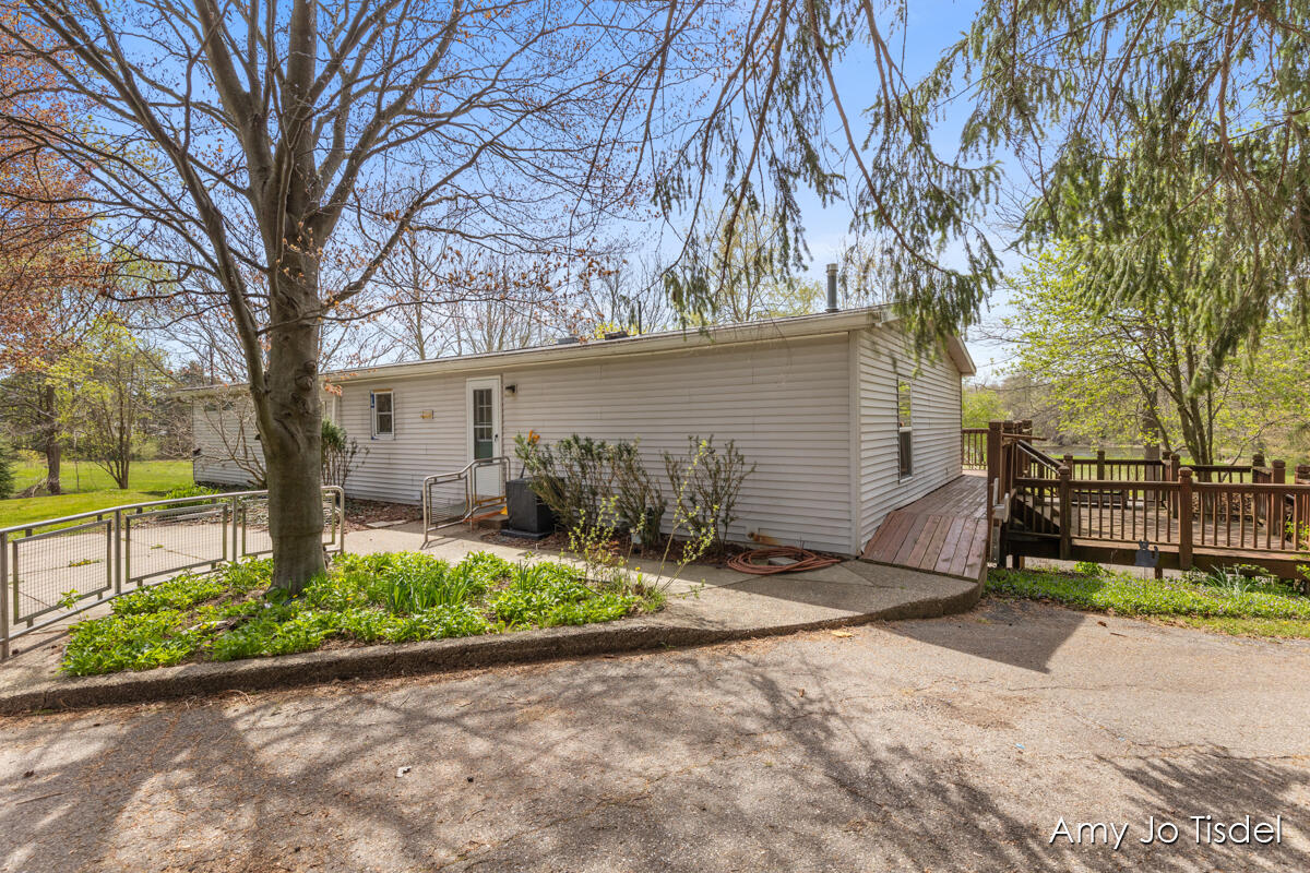 7210 Belding Road Northeast Rockford, MI 49341 - Photo 5 of 41 IMG_1005