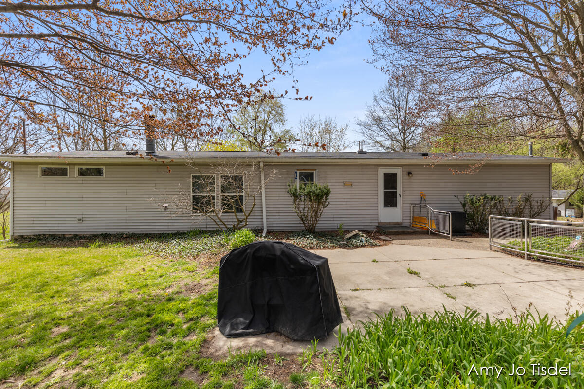7210 Belding Road Northeast Rockford, MI 49341 - Photo 6 of 41 IMG_1031
