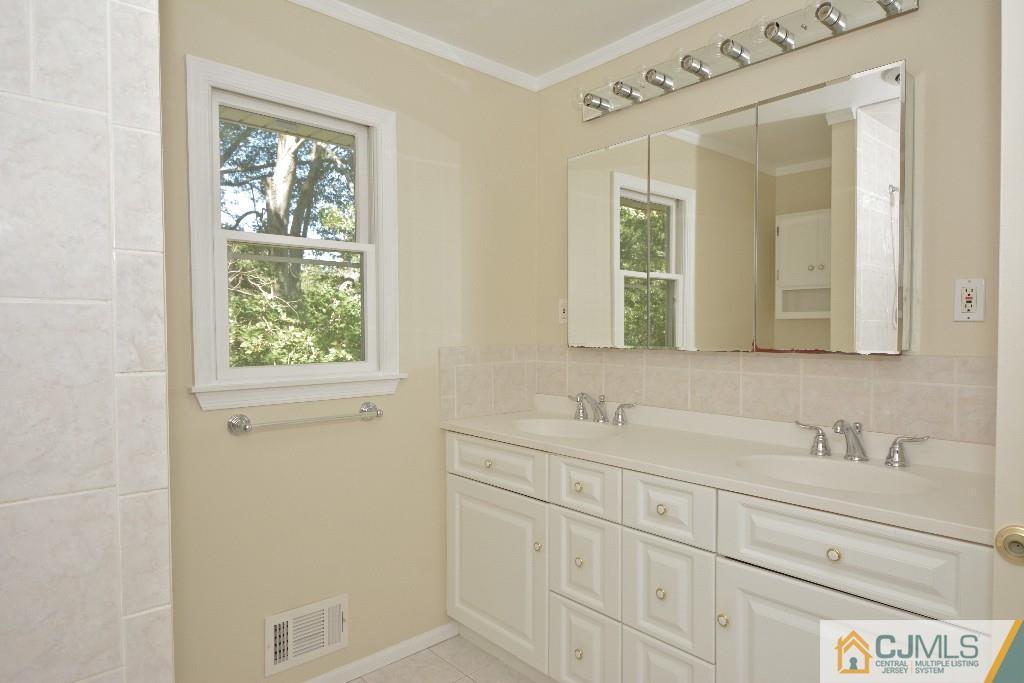 2 Taylor Road Princeton, NJ 08540 - Photo 20 of 25 a bathroom with 2 sink and a mirror