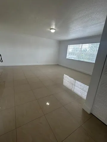 $1,700 | 110 Southeast 2nd Street, Unit 201, Hallandale Beach, FL 33009