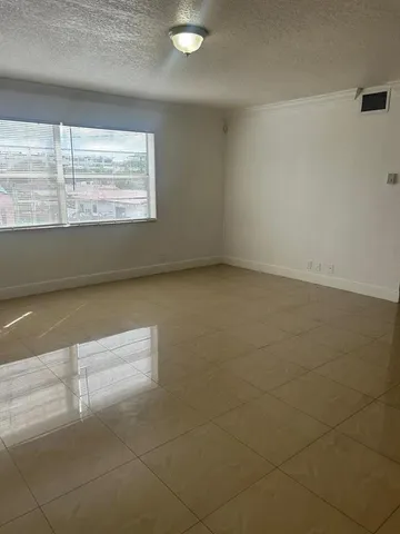 $1,700 | 110 Southeast 2nd Street, Unit 201, Hallandale Beach, FL 33009