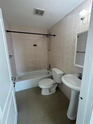 $1,700 | 110 Southeast 2nd Street, Unit 201, Hallandale Beach, FL 33009