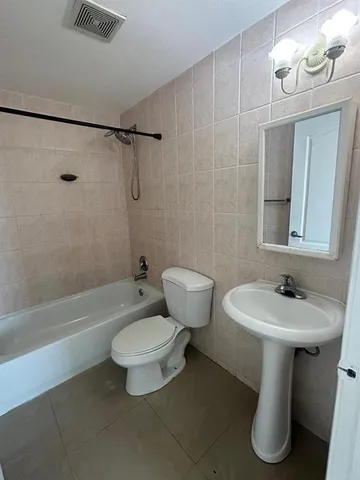 $1,700 | 110 Southeast 2nd Street, Unit 201, Hallandale Beach, FL 33009