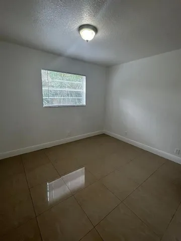 $1,700 | 110 Southeast 2nd Street, Unit 201, Hallandale Beach, FL 33009