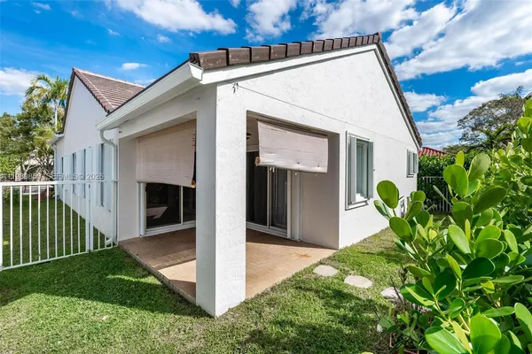 a view of a house with backyard and a garden