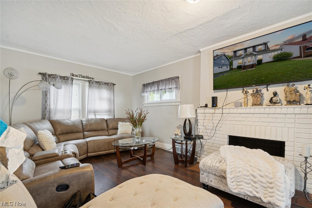 2231 South Taylor Road Cleveland, OH 44118 - Photo 3 of 27 Living Room