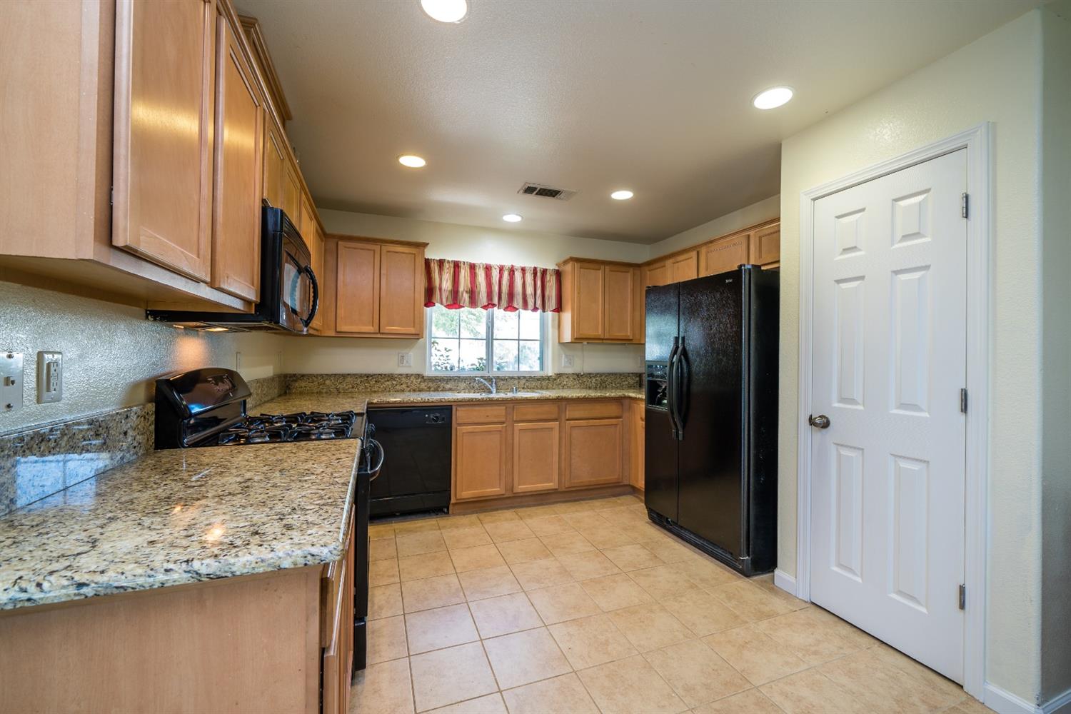 359 East Huntsman Avenue Reedley, CA 93654 - Photo 2 of 25 Gallery Image 2