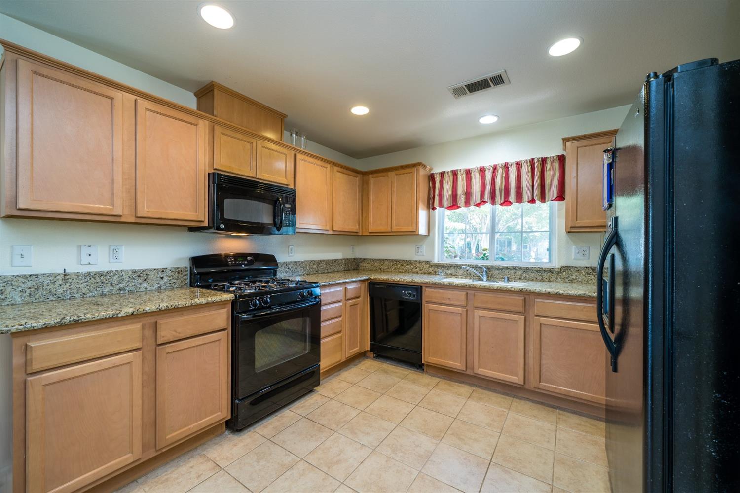 359 East Huntsman Avenue Reedley, CA 93654 - Photo 11 of 25 Gallery Image 11