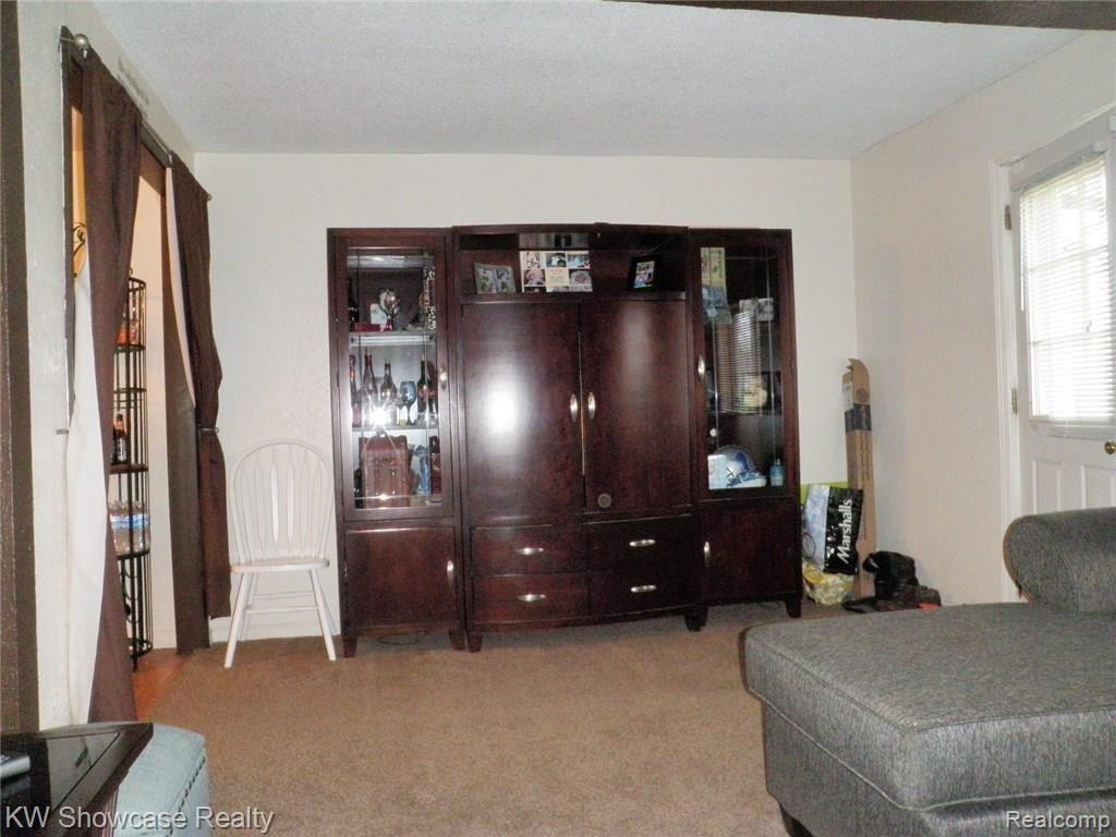 63 West Kennett Road Pontiac, MI 48340 - Photo 5 of 24 002.JPG