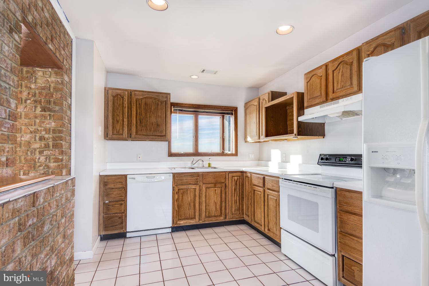5239 Ragged Point Road Cambridge, MD 21613 - Photo 16 of 36 Huge Kitchen