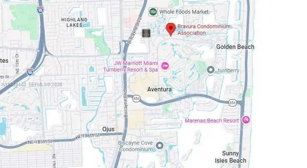 a picture of a book shelf