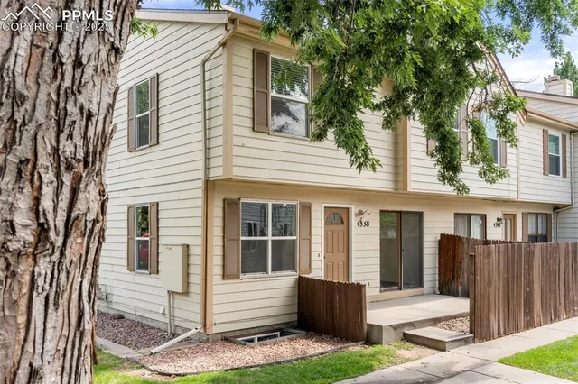 a view of house with a yard