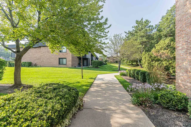 $1,800 | 1255 North Sterling Avenue, Unit 201, Palatine, IL 60067