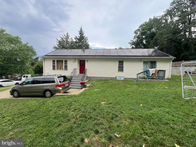 a view of a house with backyard
