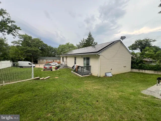a view of a house with backyard