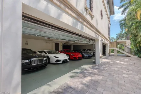 $6,950,000 | 200 South Golf Drive, Naples, FL 34102