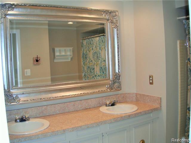 3664 Ridgeland Road West Bloomfield, MI 48323 - Photo 16 of 30 Full bath on upper level.