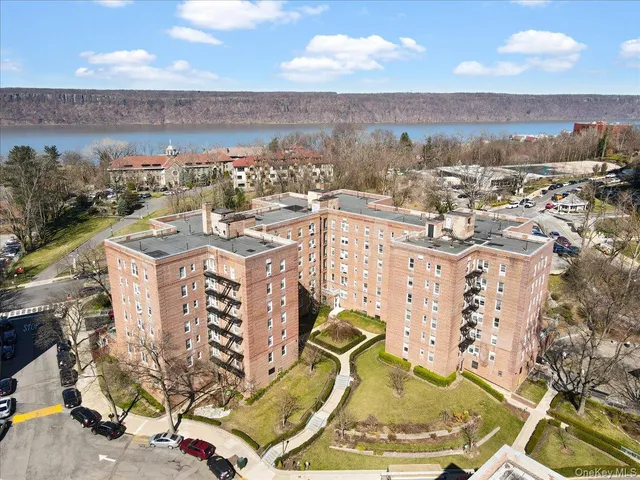 $160,000 | 5621 Netherland Avenue, Unit 5C | North Riverdale