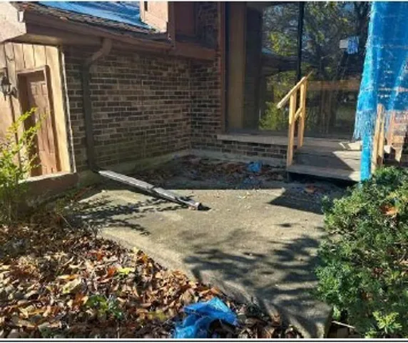 a view of a backyard with pathway